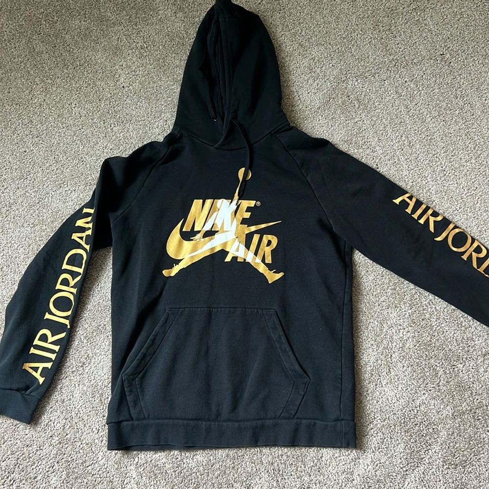 Air Jordan hoodie men’s size large. Great used condition!